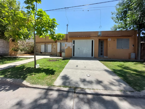 Casa De Dos Dormitorios + Cochera + Departamento