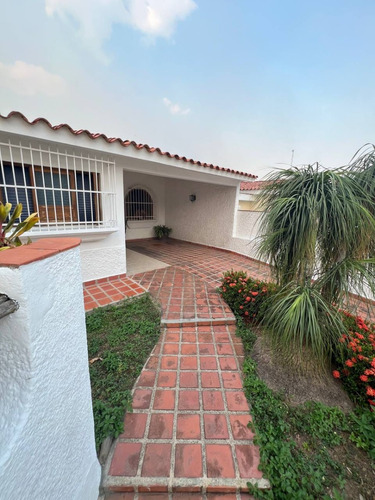 Vende Casa Ubicada En Urbanización Valle De Camoruco G0510 Jm