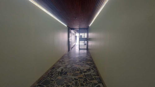 Alquiler O Venta De Oficina 90m2 En Torre Josar En Maracay