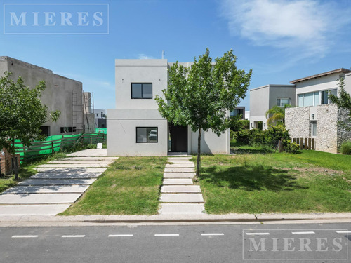 Casa En  Venta En Puertos Barrio Araucarias