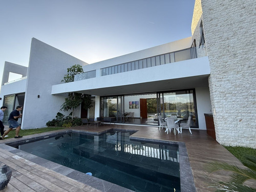 Casa En Venta En Cabo Norte, Vista Al Lago, Mérida Yucatán