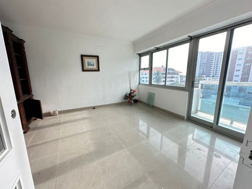 Amplio Apartamento En La Esperilla En Torre, De 3 Habitaciones Y Con Vistas A La Ciudad.