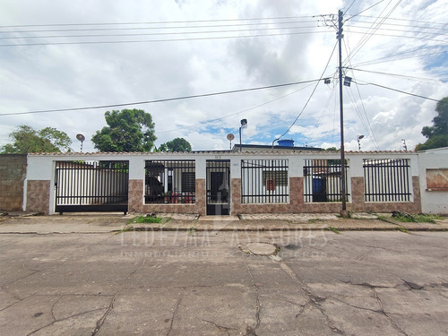 Imagen 1 de 10 de Ledezma Asesores Vende Casa Con Terreno Amplio, Situada Entre La Avenida Bolívar Y La Principal De Las Moreas, Ciudad Bolívar - Venezuela