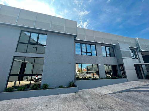 Proximo Av Italia Y Luis Alberto De Herrera, 500 M2, En Complejo De Oficinas, Vig 24hs, Estacionamiento, Barbacoa, Cancha De Futbol Y Basquetball !!