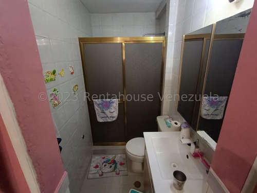 San Bernardino !! Amplia Y Hermosa Casa Totalmente Remodelada, Dividida En 3 Ambientes Independientes, 434 M2 Terreno, 555 M2 Const., 9 Hab., 8 Baños, 7 Pe, 3 Cocinas. Calle Cerrada Vigilancia 24/7 !!
