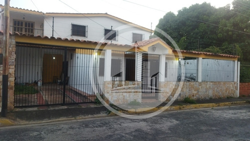 Se Vende Casa De 2 Niveles Remodelada, Urb Aguamiel, 007jsc