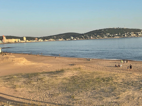 Alquilo Piriapolis Linods Aptos De 1 Y 2 Dormitorios Sobre La Arena Rodeado De Palmeras Pisicna Cerrada 38 Grados,piscina Exterior Sala De Juegos Un Lugar Unico En Piriapolis Sobre La Playa