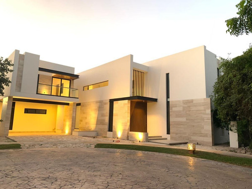 Casa En  Venta En Merida, Yucatan Country Club, Privada Kutz, Con Accion, Entrega Inmediata