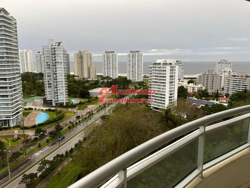 Apartamento En Venta De 3 Dormitorios A Cuadras Del Mar , Punta Del Este