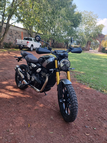 Scrambler 400 X Negra