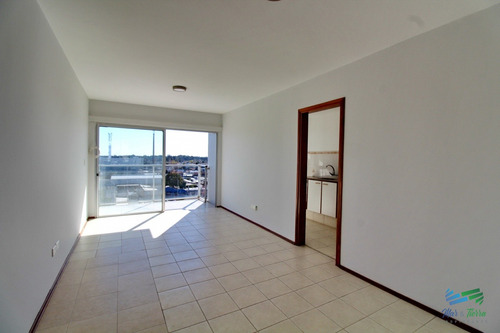 Oportunidad!!! Vendo Apartamento 2 Dormitorios En Centro De Maldonado, Piso Alto Con Balcón.