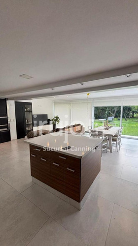Casa De 4 Ambientes En Venta Sobre Amplio Lote En Solar Del Bosque, Localidad De Canning