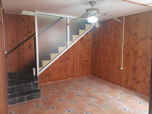Casa En Dos Plantas Con Parrillero Y Salon Comercial , Acepta Banco , Planos .