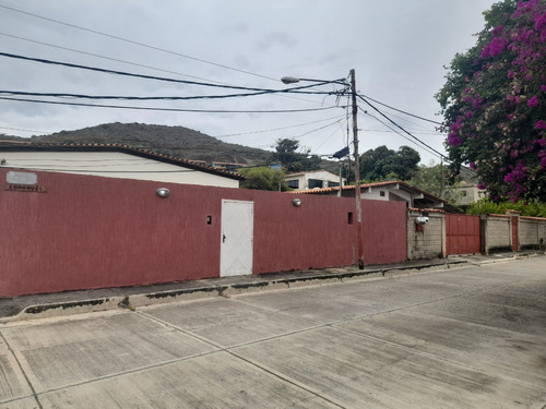 Amplia Casa De Una Sola Planta En Pampatar.