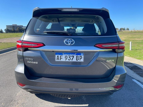 Imagen 4 de 20 de Toyota Sw4 Srx 7 Asientos Automatica 204 Cv Gris Oscuro