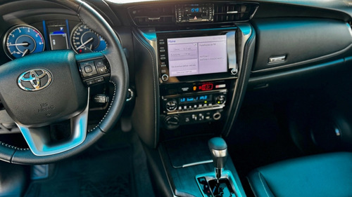 Toyota Hilux SW4 2.8 D-4D TURBO DIESEL SRX 4X4 AUTOMÁTICO