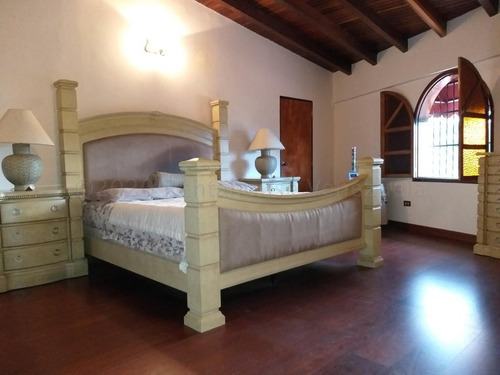 Se Vende Bella Y Fresca Casa En Lomas De La Lagunita Mls 24-24821
