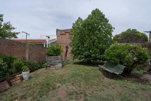 Venta De Casa En Lote Propio En La Tablada De 5 Ambientes Y Fondo Libre