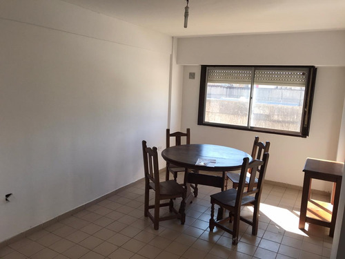 Imagen 4 de 12 de Vendemos Dpto 2 Dorm Con Muebles Calle 6 E 63 Y 64