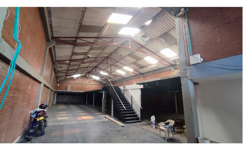 Arriendo Bodega Industrial 1.100 M² En Montevideo