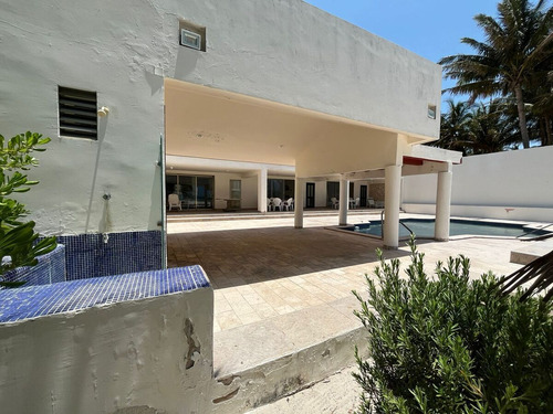 Casa Frente Al Mar En Venta En Merida F-215, 4 Rec. En Chicxulub $12,000,000