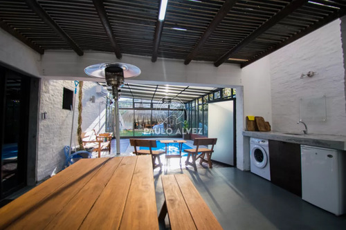 Casa En Alquiler Temporal En Piriápolis, A Metros Del Mar. Con Tres Dormitorios, Dos Baños. Barbacoa Con Piscina Climatizada.