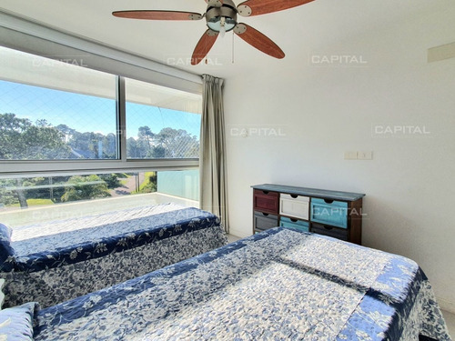 Imagen 11 de 19 de Venta Departamento Primera Línea Dos Dormitorios Y Dependencia De Servicio En Playa Mansa Punta Del Este - Punta Del Este Mansa
