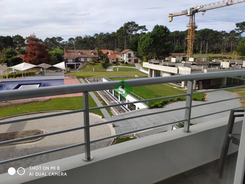 Venta De Apartamento En La Roosevelt, 2 Dormitorios, 2 Baños, Cerca De Todo. - Ref: 167189