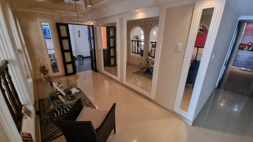 Imagen 3 de 11 de Venta En Oferta De Casa Amoblada Con Piscina En Zona Norte