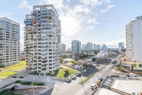 Imagen 24 de 30 de Venta De Apartamento De Tres Dormitorios Sobre Playa Brava Y A Pasos De Península - Punta Del Este Brava