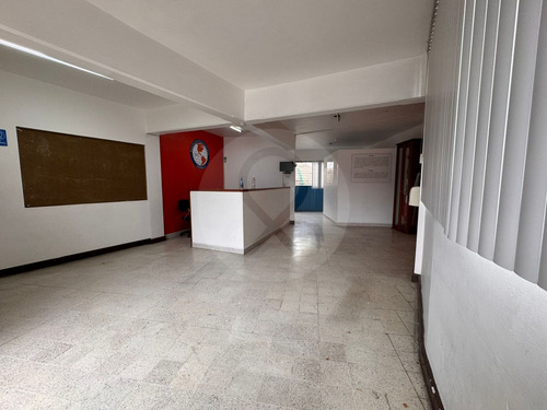 Vista Del Valle: Edificio En Venta Con Alberca, Ideal Para Escuelas.