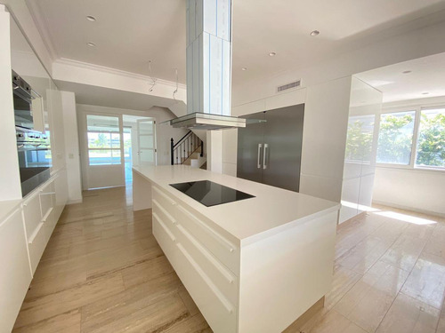 Imagen 16 de 30 de Venta | Casa De Tres Plantas | 6 Dormitorios En Suite | Lote Al Agua | El Golf