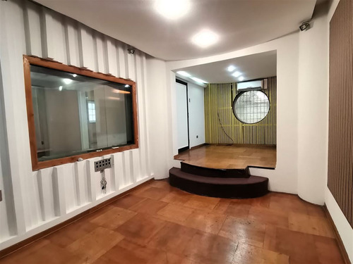 Casa En Arriendo De 7 Dorm. En Providencia