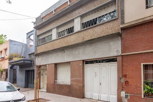 Casa En Venta En Floresta, Con Terraza, Quincho Y Parrilla. Cochera Doble.