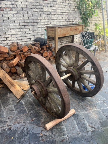 Ruedas De Carro Antiguas De Hierro Y Madera