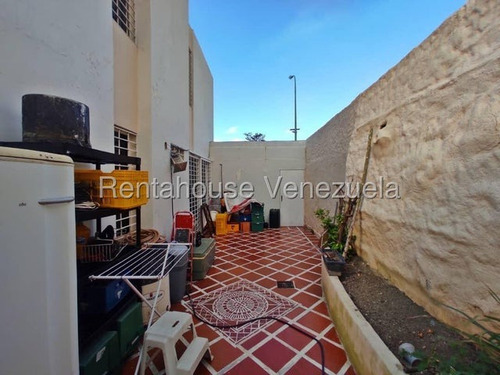 Fredxia Castillo Vende Comoda Y Amplia Casa En La Mora Cabudare # 25-18453