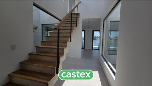 Casa A La Venta De 5 Ambientes En El Barrio Santa Ana En Villanueva.