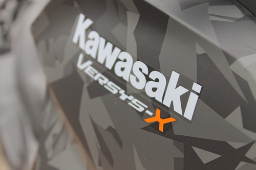 Kawasaki Versys 300 Camo - Negro 2020