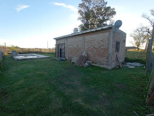 Se Vende Casita/quincho Con Pileta De 8x3,40 Con Los Muebles Incluidos. Lote 10x30.