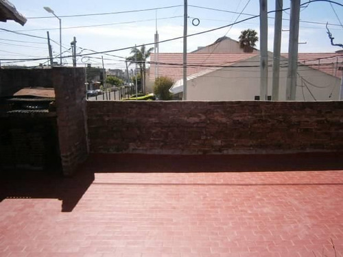 Casa De 4 Amb., En 2 Plantas Y A Dos Cuadras De Av. Mitre