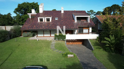 Casa A La Venta En Playa Mansa Punta Del Este, Gran Tamaño Ubicada En Zona Privilegiada.