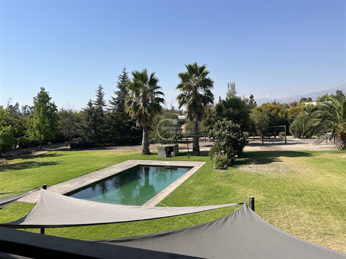 Casa En Venta De 6 Dorm. En Colina