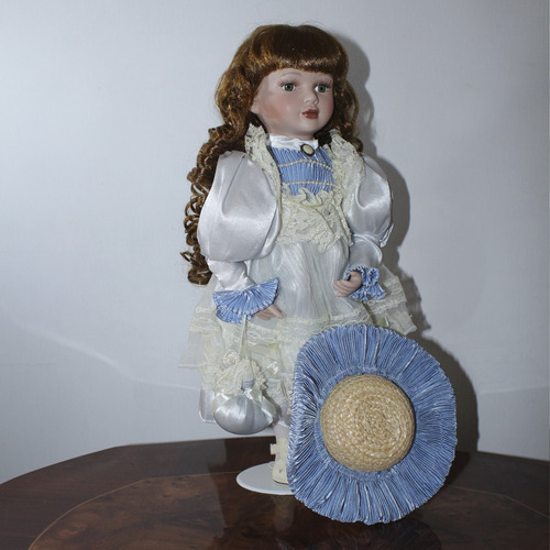 Muñeca E Porcelana Castaña Pelo Rizado Con Vestido Blanco (Usado)