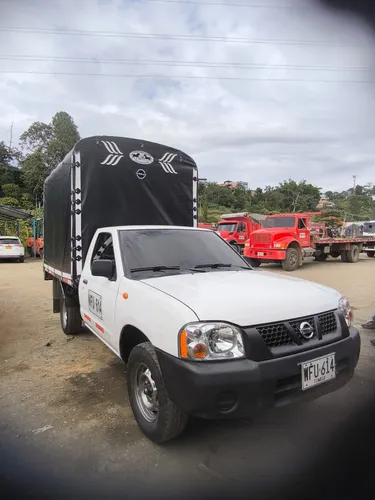 Nissan D22 Frontier 4x2 Gasolina Estacas