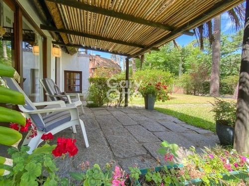 Cabaña De 3 Dormitorios Y Parrillero Techado En Pinares, Punta Del Este.- Ref: 23668