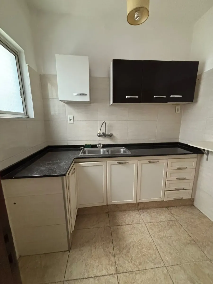 Amplio Y Luminoso Apartamento,  En Buceo.  Cerca De Servicios Y Con Excelente Locomoción. Luminoso, Con Ventanas En Todos Los Ambientes · Foto 5