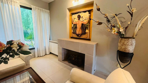 Venta Casa De Categoría En Barrio Dalvian