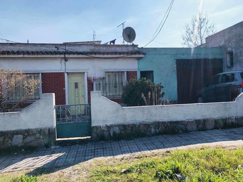 Ortiz De Zarate Y Fco Pla. Casa De 2 Dorm Y Garaje Camión