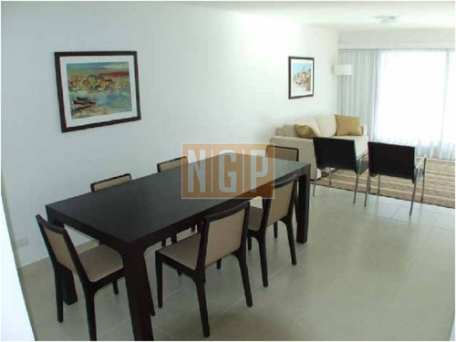 Departamento En Punta Del Este, Torre Cuenta Con Todos Los Servicios.-ref:5923