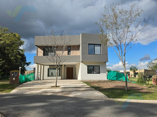Casa En Venta 6 Ambientes - Barrio Cerrado Santo Tomás -